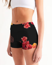 将图片加载到图库查看器,Fall Roses-Black Women's Mid-Rise Yoga Shorts