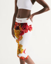 将图片加载到图库查看器,Fall Roses White Women's Mid-Rise Capri