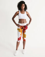 将图片加载到图库查看器,Fall Roses White Women's Mid-Rise Capri